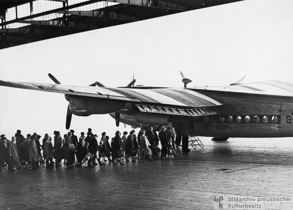 Flüchtlingstransport von Berlin-Tempelhof nach Westdeutschland (1953)